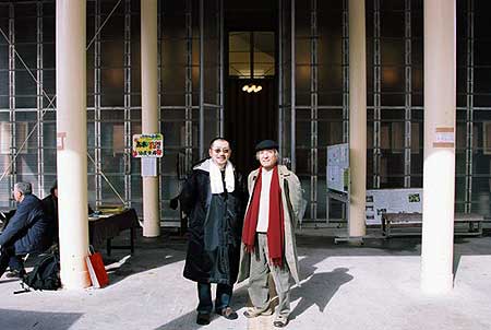 ドキュメンタリー映画監督 青池憲司。ペーパードームたかとりの前で(神戸市長田区海運町・カトリック鷹取教会 2004年1月17日)