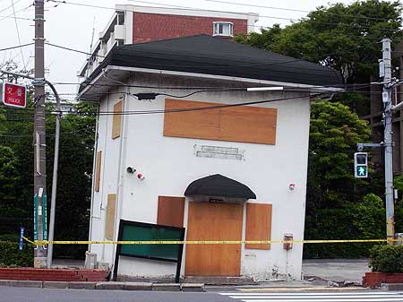 東北地方太平洋沖地震による液状化現象の被害の様子。富岡交番の被害の様子(千葉県浦安市富岡3丁目 2011年6月1日)