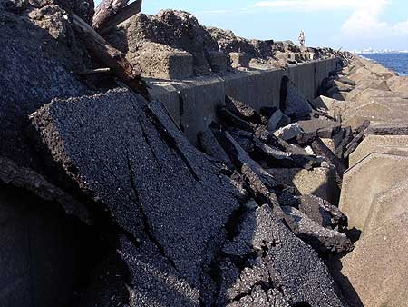 東京湾岸、日の出8丁目の液状化現象の被害の様子(千葉県浦安市 2011年7月9日)