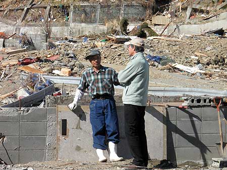 石巻市立相川小学校にて (宮城県石巻市 2011年4月17日) Photo:青池憲司
