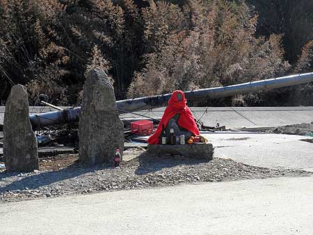 石巻市立相川小学校にて (宮城県石巻市 2011年4月17日) Photo:青池憲司