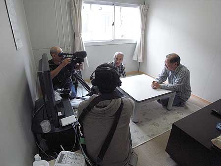 仮設住宅に入居した門脇町の町会長さんに話を聞く。(宮城県石巻市・門脇 2011年7月21日)