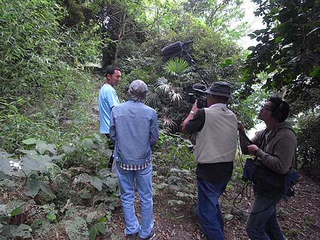 日和山を登りながら、津波からの避難の様子を聞く (宮城県石巻市・南浜町/門脇地区 2011年7月22日)