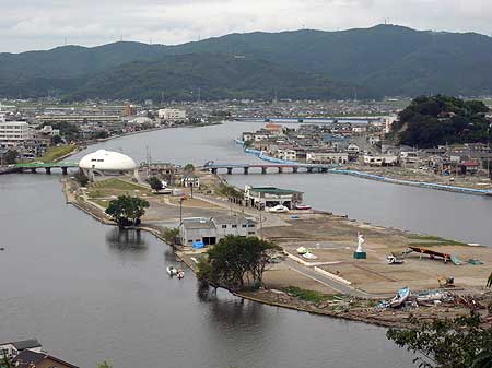 旧北上川の河口にある中瀬。(宮城県石巻市 2011年7月)