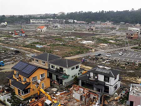 海側から日和山を背にした門脇・南浜地区を望む (宮城県石巻市 2011年7月) Photo:青池組