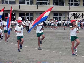 運動会の練習 (宮城県石巻市・門脇中学校校庭 2011年8月) Photo:青池組