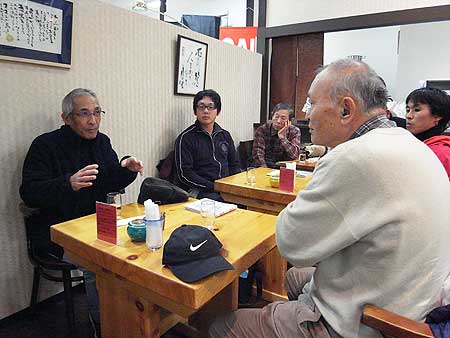 神戸市長田区御蔵通地区から宮城県亘理・山元に支援に訪れた一行が石巻に立ち寄り、青池組を見舞った。(宮城県石巻市・市役所庁舎1階 エスタ 2011年12月3日)