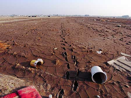 田畑に残された捜索活動の痕跡(宮城県亘理町