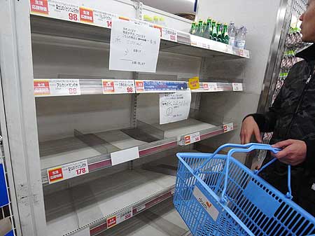 前日の水道水内の放射線物質検出を受け、ミネラルウォーターは品切れになった。(埼玉県志木市 2011年3月24日)