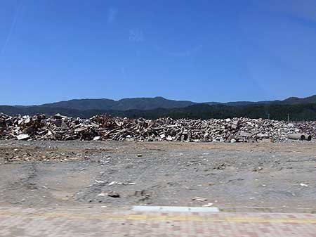 コンクリート破片の災害廃棄物置き場(岩手県陸前高田市