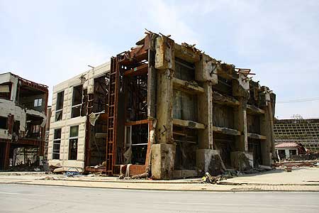 津波による強い引き波で浮上し横倒しになったビル。<br />(宮城県女川町 2011年6月9日) 