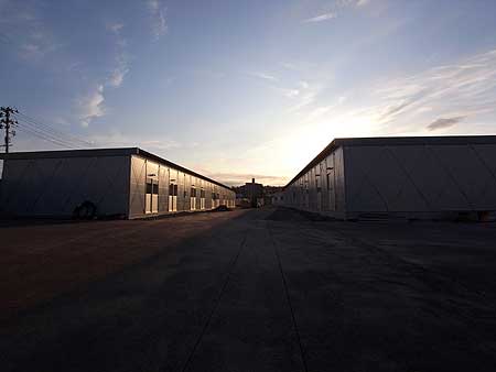 中小企業基盤整備機構による「しおがま・みなと復興市場」が建設中<br />(宮城県塩竈市 2011年7月24日)