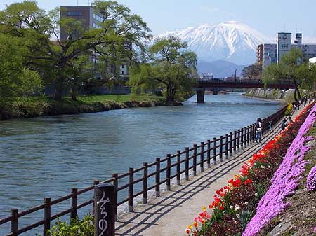 盛岡市内を流れる北上川。岩手県最高峰の岩手山を望む (岩手県盛岡市)