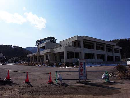 狭い湾内に浸水した津波は、大型バスを建物の屋上まで運んだ。(宮城県石巻市・雄勝