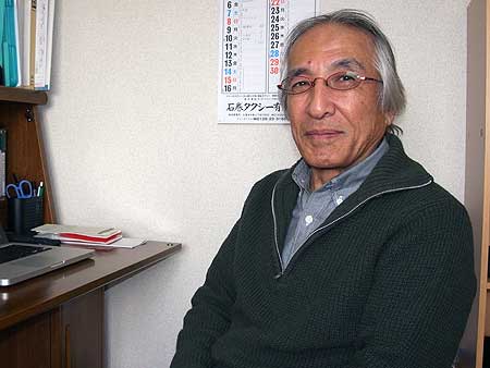 青池憲司監督近影—石巻の拠点の監督部屋にて (宮城県石巻市 2012年4月)