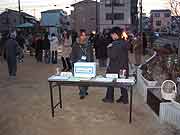 夕方の「1.17ろうそく法要」(神戸市長田区御蔵通・御蔵北公園 2003年1月17日)