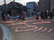 夕方の「1.17ろうそく法要」(神戸市長田区御蔵通・御蔵北公園 2003年1月17日)