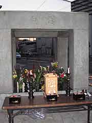 夕方の「1.17ろうそく法要」(神戸市長田区御蔵通・御蔵北公園 2003年1月17日)