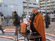 夕方の「1.17ろうそく法要」(神戸市長田区御蔵通・御蔵北公園 2003年1月17日)