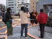 夕方の「1.17ろうそく法要」(神戸市長田区御蔵通・御蔵北公園 2003年1月17日)