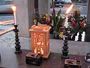 夕方の「1.17ろうそく法要」(神戸市長田区御蔵通・御蔵北公園 2003年1月17日)