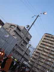 夕方の「1.17ろうそく法要」(神戸市長田区御蔵通・御蔵北公園 2003年1月17日)