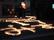 夕方の「1.17ろうそく法要」(神戸市長田区御蔵通・御蔵北公園 2003年1月17日)