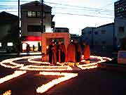夕方の「1.17ろうそく法要」(神戸市長田区御蔵通・御蔵北公園 2003年1月17日)
