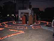 夕方の「1.17ろうそく法要」(神戸市長田区御蔵通・御蔵北公園 2003年1月17日)