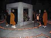 夕方の「1.17ろうそく法要」(神戸市長田区御蔵通・御蔵北公園 2003年1月17日)