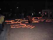 夕方の「1.17ろうそく法要」(神戸市長田区御蔵通・御蔵北公園 2003年1月17日)