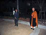 藤井師の法話。夕方の「1.17ろうそく法要」(神戸市長田区御蔵通・御蔵北公園 2003年1月17日)