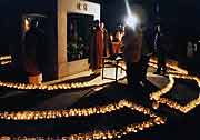 夕方5時46分「1.17ろうそく法要」(神戸市長田区御蔵通・御蔵北公園 2003年1月17日)