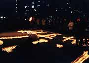 夕方5時46分「1.17ろうそく法要」(神戸市長田区御蔵通・御蔵北公園 2003年1月17日)