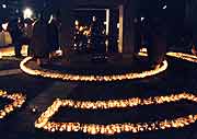 夕方5時46分「1.17ろうそく法要」(神戸市長田区御蔵通・御蔵北公園 2003年1月17日)