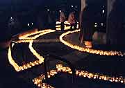 夕方5時46分「1.17ろうそく法要」(神戸市長田区御蔵通・御蔵北公園 2003年1月17日)