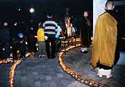 夕方5時46分「1.17ろうそく法要」(神戸市長田区御蔵通・御蔵北公園 2003年1月17日)