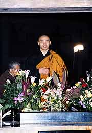 夕方5時46分「1.17ろうそく法要」(神戸市長田区御蔵通・御蔵北公園 2003年1月17日)