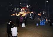 夕方5時46分「1.17ろうそく法要」(神戸市長田区御蔵通・御蔵北公園 2003年1月17日)
