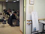 第18回神戸を忘れない〜昨日の被災地から明日の被災地へ〜上映・青池憲司、「震災体験を発信する」室崎益輝さん(消防研究所理事長)、「10年目の新たな展開」 黒田福美さん(東京都世田谷区・梅ヶ丘 2005年1月29日)