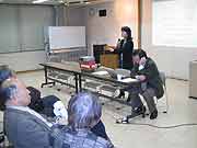 第18回神戸を忘れない〜昨日の被災地から明日の被災地へ〜上映・青池憲司、「震災体験を発信する」室崎益輝さん(消防研究所理事長)、「10年目の新たな展開」 黒田福美さん(東京都世田谷区・梅ヶ丘 2005年1月29日)