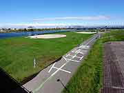 JR常磐線とつくばエクスプレスの鉄橋の後方に小菅の「東京拘置所(東京都足立区 2010年9月25日)