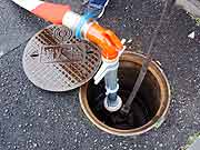 東北地方太平洋沖地震による液状化現象の被害の様子(千葉県浦安市 2011年3月20日)