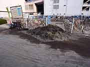 東北地方太平洋沖地震による液状化現象の被害の様子(千葉県浦安市 2011年3月20日)