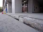 東北地方太平洋沖地震による液状化現象の被害の様子(千葉県浦安市 2011年3月20日)