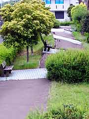 3ヵ月弱が経過した液状化現象被災地の様子(千葉県浦安市高洲地区2011年6月1日)