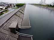 3ヵ月弱が経過した液状化現象被災地の様子(千葉県浦安市高洲地区2011年6月1日)