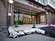 3ヵ月弱が経過した液状化現象被災地の様子(千葉県浦安市明海地区2011年6月1日)