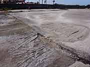 東京湾岸、日の出8丁目の液状化現象の被害の様子(千葉県浦安市 2011年7月9日)