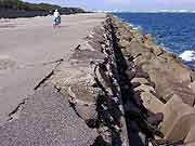 東京湾岸、日の出8丁目の液状化現象の被害の様子(千葉県浦安市 2011年7月9日)